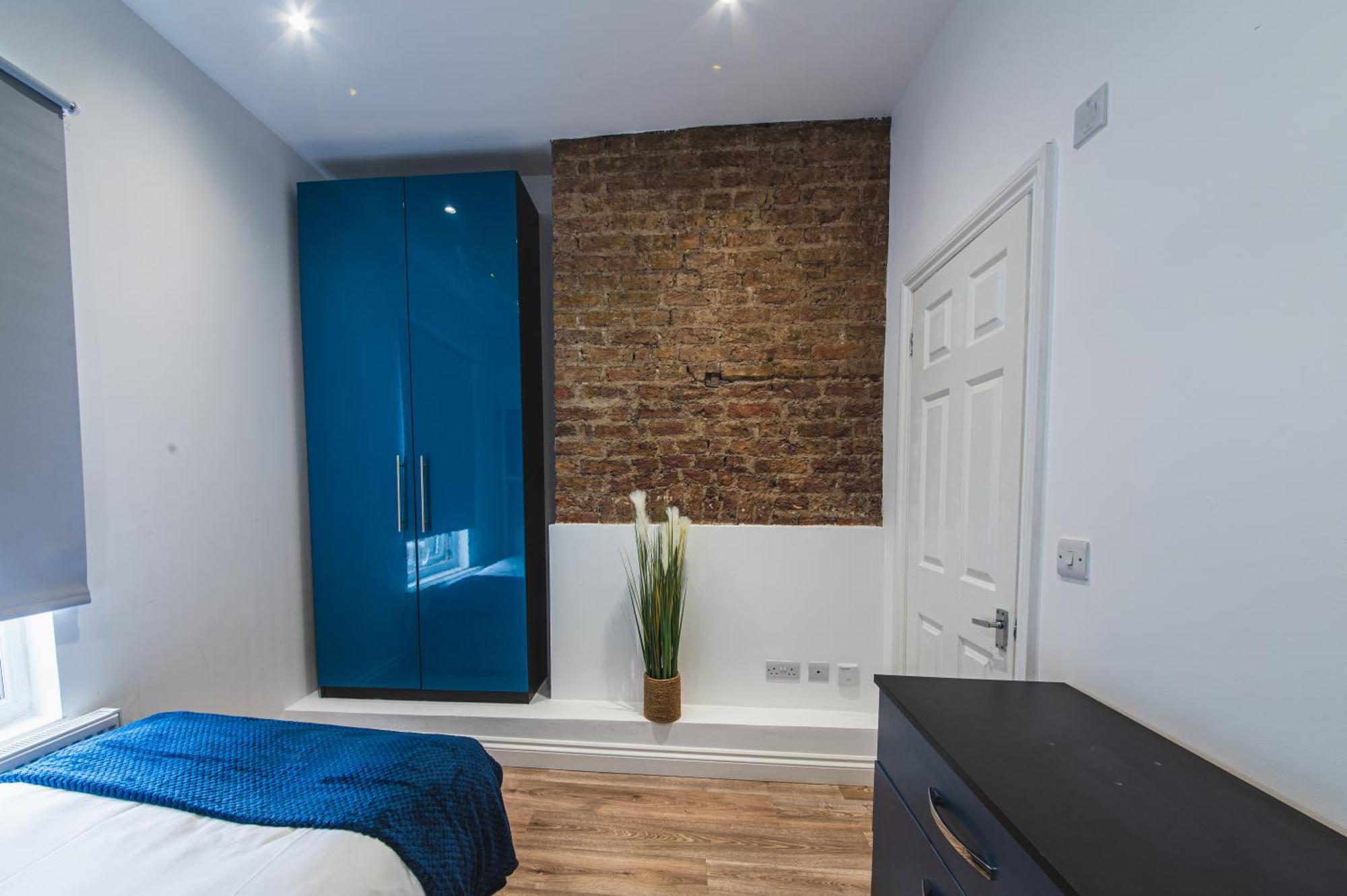 Blue Near Portobello Road Guest house